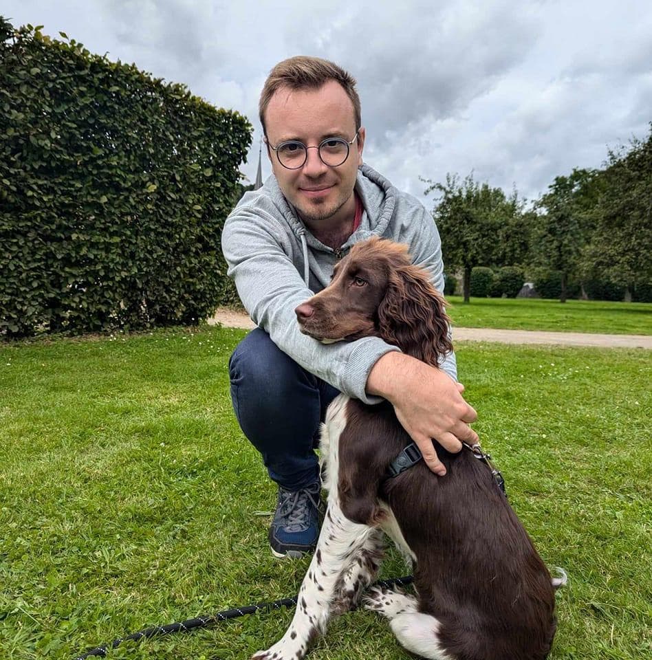 Portrait de Pierre, fondateur d'Evotonomia, avec son chien dans un parc